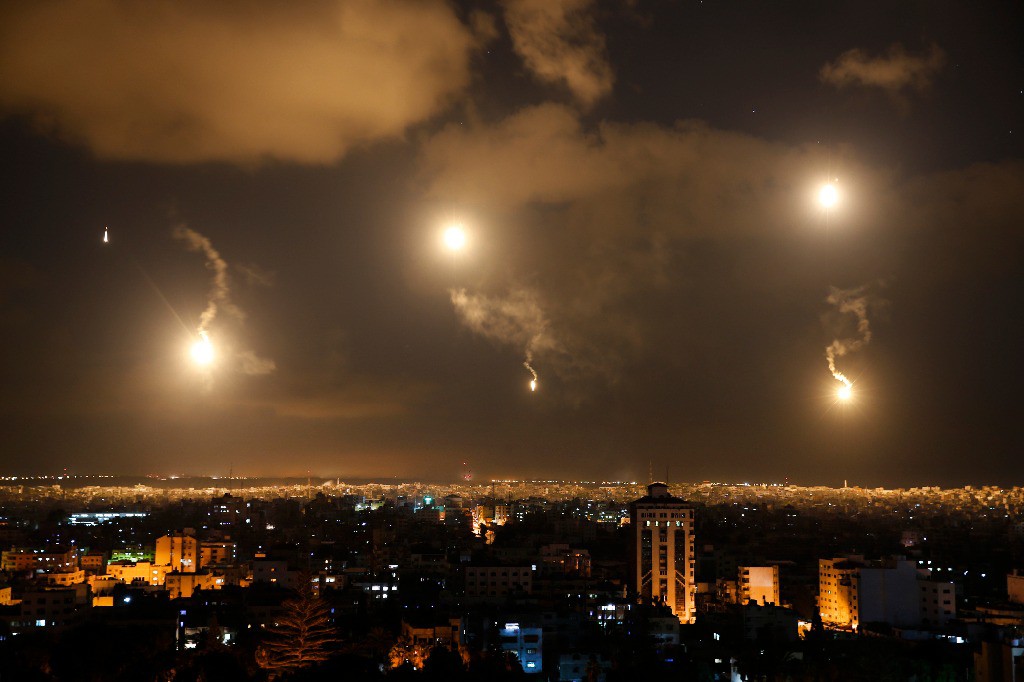 Bombardeos israelíes iluminan el cielo de Gaza. Foto Ap