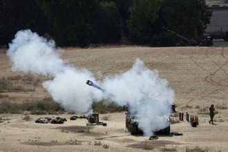 Una unidad de artillería móvil israelí dispara hacia Gaza este miércoles. Foto Reuters