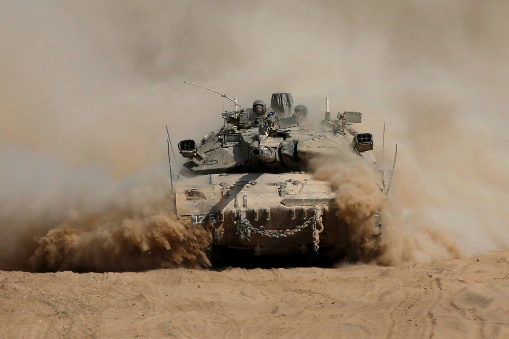 Un tanque israelí realiza maniobras en la franja de Gaza. Foto Reuters