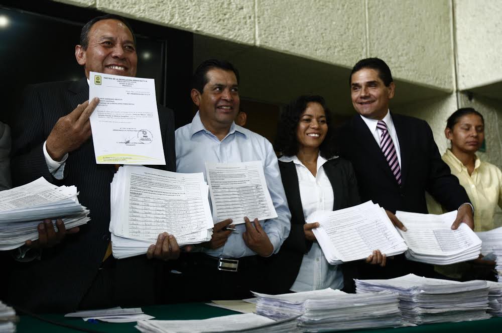 El presidente nacional del PRD, Jesús Zambrano, durante la entrega de más de 163 mil firmas para realizar la consulta ciudadana sobre la reforma energética. Foto: La Jornada