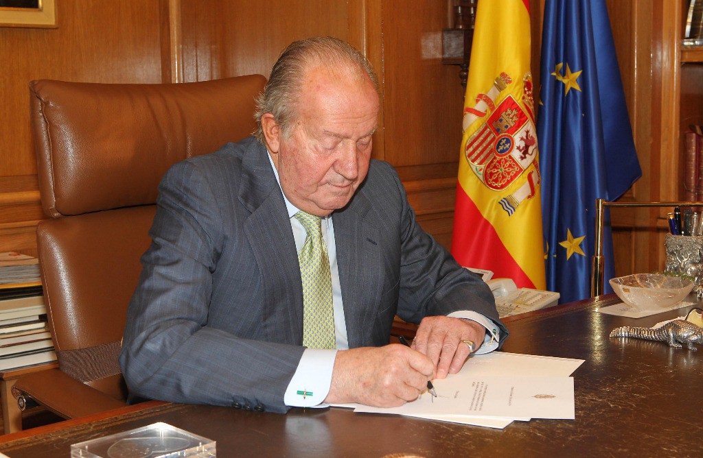 Juan Carlos I firma su declaración de abdicación, el 2 de junio de 2014. Foto Xinhua