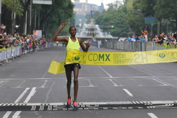 El keniano Elisha Korir Chumo obtuvo la victoria en la octava edición del Medio Maratón de 21KM. de la Ciudad de México, mismo que se realizó en avenida paseo de la Reforma. Foto Guillermo Perea / Cuartoscuro