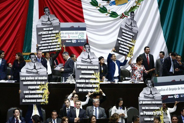 Diputados del PRD, PT y Movimiento Ciudadano protestan en la tribuna de San Lázaro durante la votación en lo general de la Reforma de Energía. Foto Cristina Rodríguez