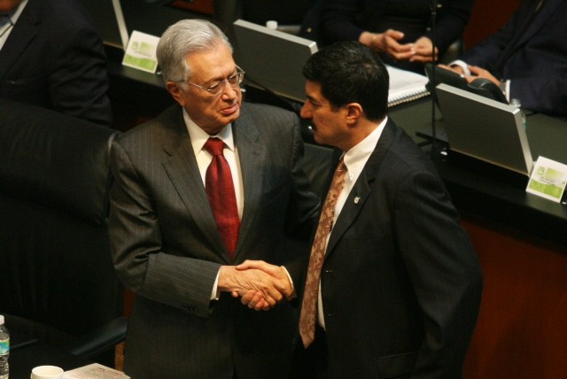 Los senadores Manuel Bartlett y Javier Corral durante la apertura del periodo extraordinario de sesiones para discutir las leyes en telecomunicaciones. Foto: La Jornada