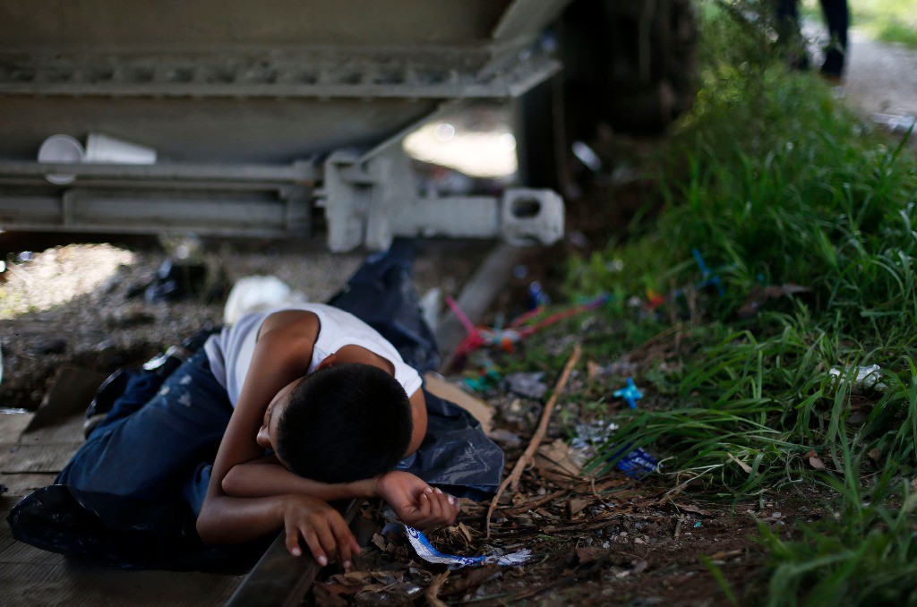 Migrante menor de edad en la estación de tren de Arriaga, Chiapas. Foto: La Jornada