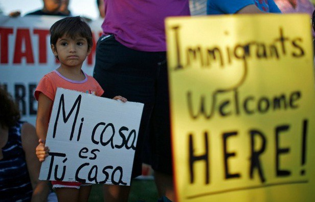 Una niña de cuatro años participa en una manifestación en apoyo a los refugios para niños migrantes, en California, EU. Reuters
