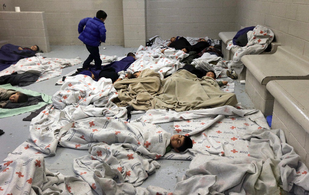 Niños migrantes en un centro de detención en Texas. Foto Ap