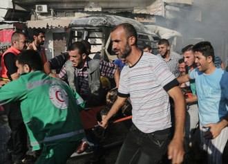 Palestinos transportan los cuerpos de dos personas asesinadas durante un ataque aéreo israelí. Foto Ap