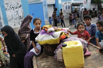 Mujeres y niños palestinos buscan refugio en una escuela de Naciones Unidas en Gaza, este martes. Foto Reuters