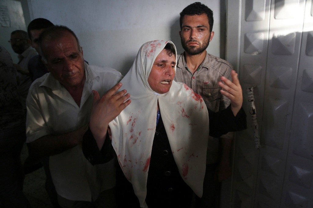 Familiares de un palestino que murió en los bombardeos de este miércoles en Gaza. Foto Reuters