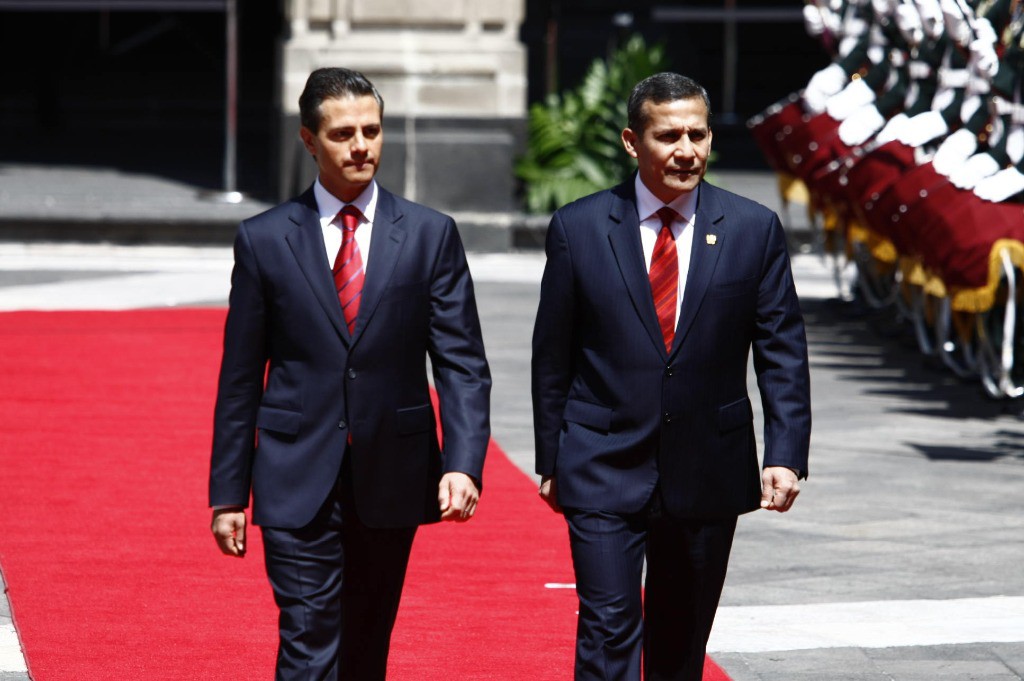 El presidente Enrique Peña Nieto recibe a su homólogo de Perú, Ollanta Humala, en la ceremonia de bienvenida en el patio central de Palacio Nacional. Foto: La Jornada