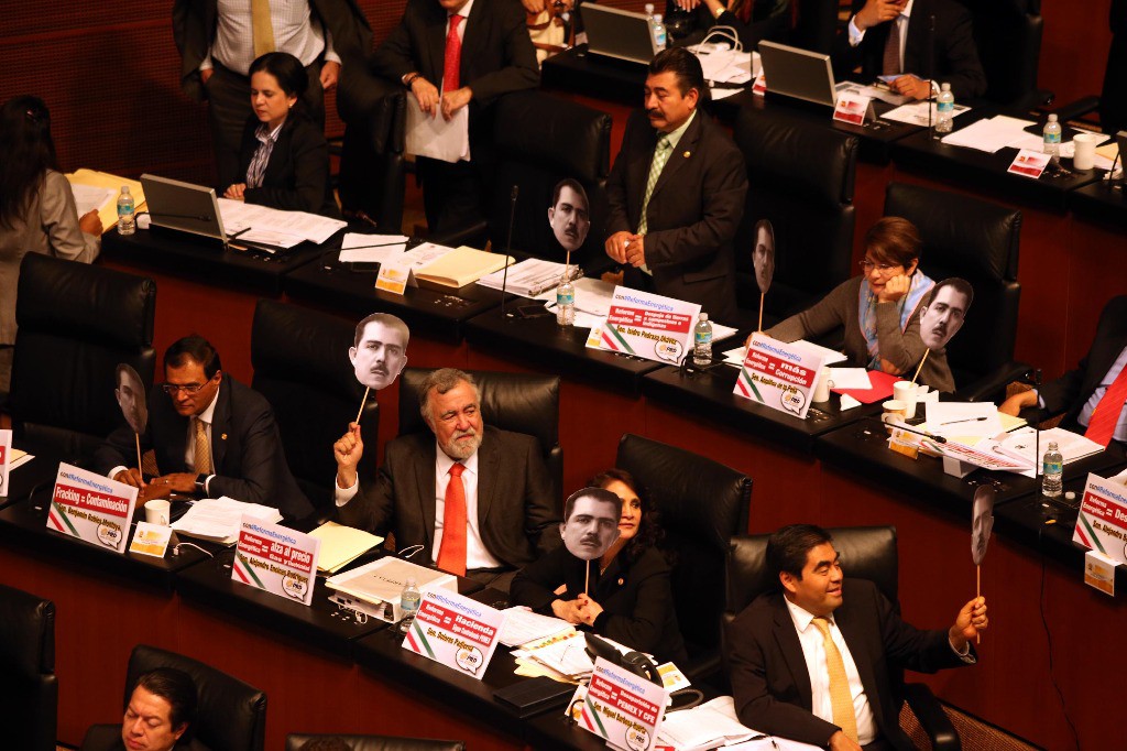 Perredistas en la sesión del Senado la madrugada del viernes. Foto: La Jornada