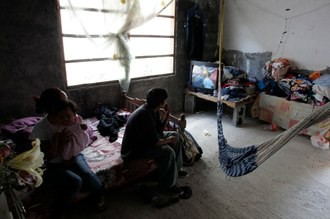 Familia de escasos recursos en Monterrey. Foto Reuters