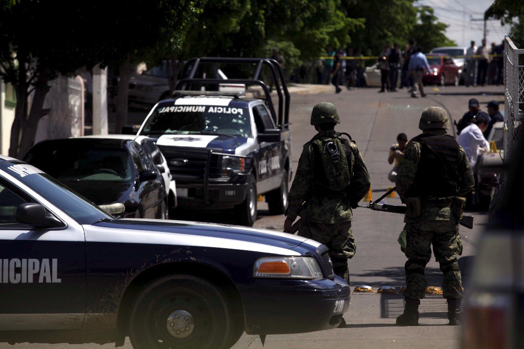 En imagen de archivo, policías de Sinaloa realizan un operativo en el poblado de Tetamboca ante la ola de violencia generada en la localidad. Foto Rashide Frías / Cuartoscuro