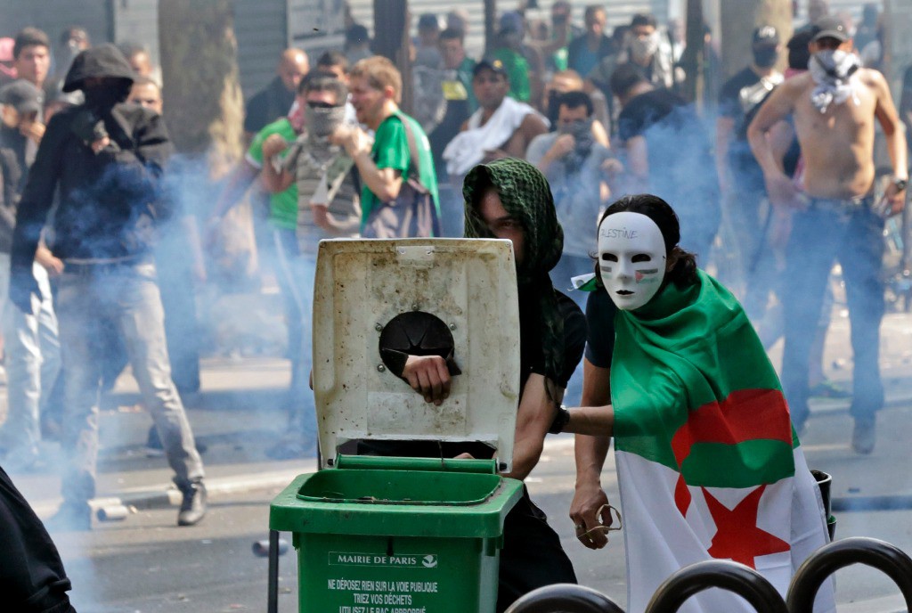 Manifestantes propalestinos se enfrentaron con policías de París durante una manifestación contra la violencia en la Franja de Gaza. Los activistas desafiaron la prohibición de la marcha. Foto Reuters
