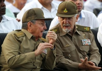El mandatario cubano, Raúl Castro, y el vicepresidente Ramiro Valadés durante el acto por el 61 aniversario del asalto al Cuartel Moncada. Foto Reuters