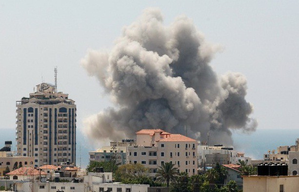 Una columna de humo se alza en Gaza a pesar de que Hamas habían acordado un cese al fuego de 24 horas con Israel Foto: Reuters