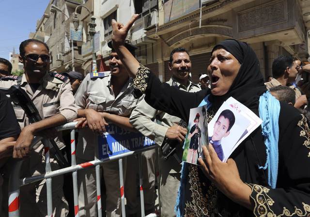 Seguidores de la Hermandad Musulmana se manifiestan contra la condena al líder Mohamed Badie y otros 36 islamistas. Foto Reuters