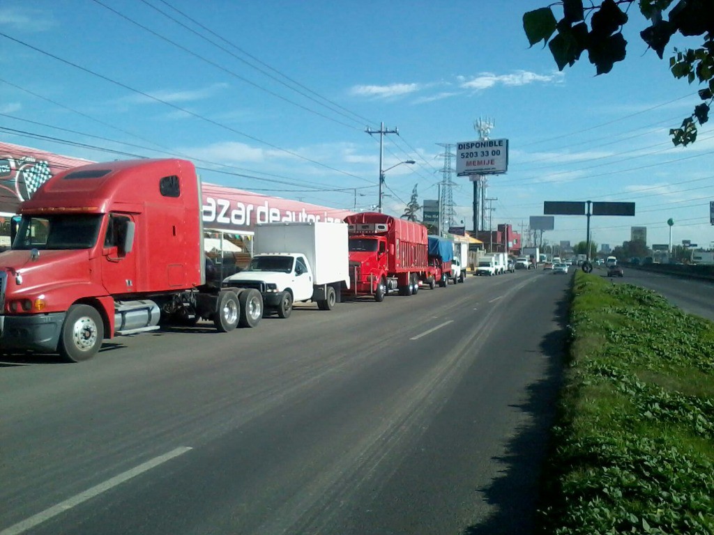 Tractocamiones de la Alianza Mexicana de Organizaciones de Transportistas A.C. en Cuautitlán Izcalli. Foto: La Jornada