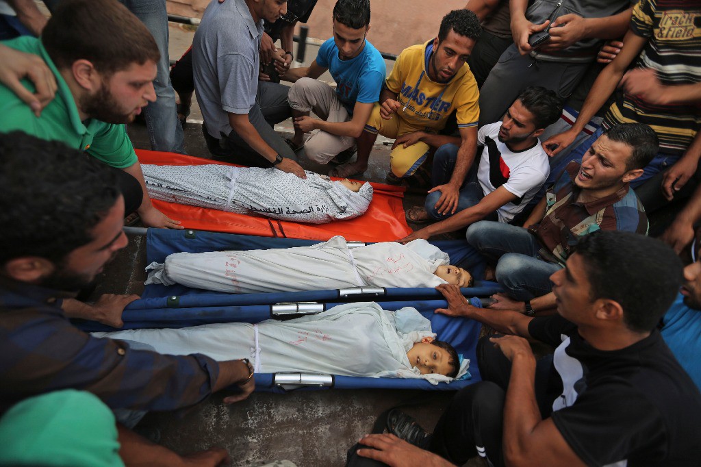 Funeral de Jihad Esam Shahebar, de 10 años; Fullah Tariq Shahebar, de 8, y Wasim Esam Shahebar, de 9, víctimas de los bombardeos israelíes en la franja de Gaza. Foto Ap