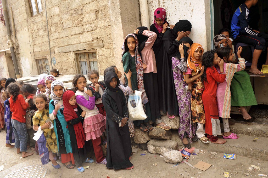 Niñas yemenitas esperan para recibir alimentos de un centro de caridad, en Saná, Yemen. Foto: Xinhua