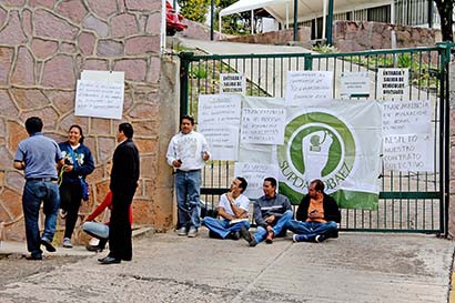 Docentes adheridos al Supdacobaez bloquearon las oficinas de la dirección general de este subsistema educativo ■ foto: andrés sánchez