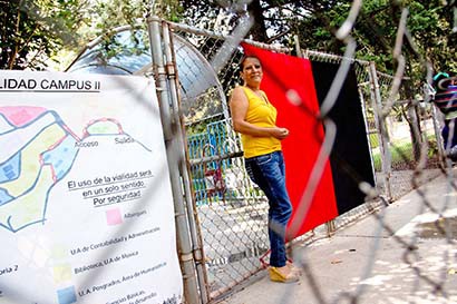 Los sindicalizados inconformes colocaron banderas rojinegras en la entrada del plantel ■ foto: andrés sánchez