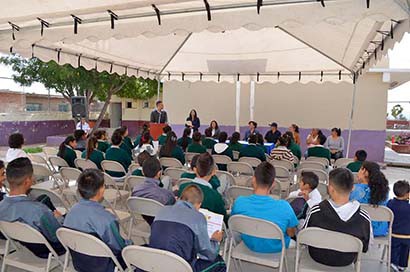 A los alumnos participantes se les entrega un reconocimiento por su asistencia ■ FOTO: LA JORNADA ZACATECAS