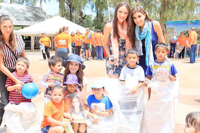 Entre diversos juegos, las chicas que han de formar la Corte Real, lograron transmitir el buen ánimo de la Fenaza 2014 ■ foto: La Jornada Zacatecas