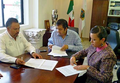 Aspectos de la reunión celebrada entre autoridades locales y de la Comisión para la Regularización de la Tenencia de la Tierra ■ foto: La Jornada Zacatecas