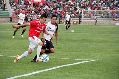 El plantel de Zacatecas se ha quedado con sólo 2 puntos en la Copa MX, tras su derrota ante los Rojinegros, ante un lleno total en el Pancho Villa ■ FOTO: ANDRÉS SÁNCHEZ
