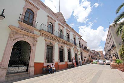 Aspectos del edificio de Rectoría de la Máxima Casa de Estudios ■ foto: La Jornada Zacatecas