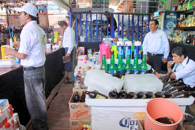 Los operativos de vigilancia se realizarán de manera conjunta con los SSZ. Imagen de archivo de un expendio de cerveza en las instalaciones de la feria ■ fotos: LA JORNADA ZACATECAS