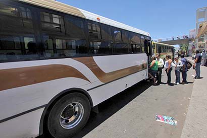 Los agentes de Tránsito revisan se haga uso del taxímetro para evitar el abuso por parte de los choferes a los usuarios ■ foto: La Jornada Zacatecas