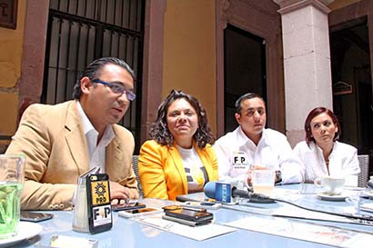 Zac Mukumy Aracely Vargas Ramírez (centro), secretaria nacional de asuntos juveniles del Partido de la Revolución Democrática estuvo en Zacatecas y ofreció una conferencia de prensa ■ foto: andrés sánchez