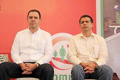 El senador Alejandro Tello Cristerna (izquierda) habló sobre el tema de la Reforma Energética ■ foto: ernesto moreno