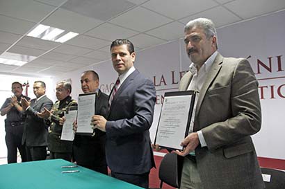 Arturo Nahle, Miguel Alonso y Francisco Escobedo mostraron el decreto firmado ■ foto: ernesto moreno
