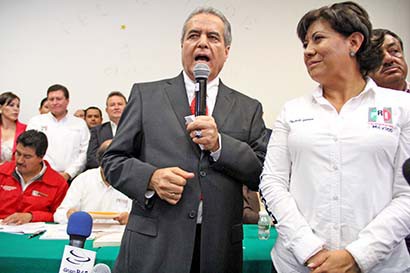 José Marco Antonio Olvera Acevedo y Judit Guerrero López, luego de su registro ■ FOTOS: ANDRÉS SANCHEZ