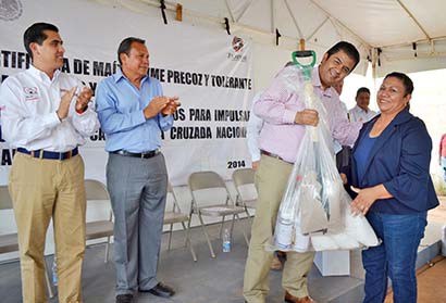 Las autoridades dotaron de herramienta a los agroproductores ■ FOTO: LA JORNADA ZACATECAS