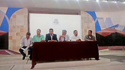 Integrantes del Sindicato Independiente de Trabajadores del Estado de Zacatecas y el Frente Social por la Soberanía Popular ofrecieron conferencia de prensa ■ FOTO: ALMA ALEJANDRA TAPIA