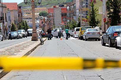 Una de las principales causas de muerte entre los varones y mujeres jóvenes es la agresión. Imagen de archivo de un homicidio en la vía pública, registrado en la capital ■ foto: La Jornada Zacatecas