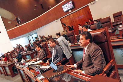 Imagen de archivo donde aparece el diputado Iván de Santiago durante sesión de la 61 Legislatura ■ FOTO: LA JORNADA ZACATECAS
