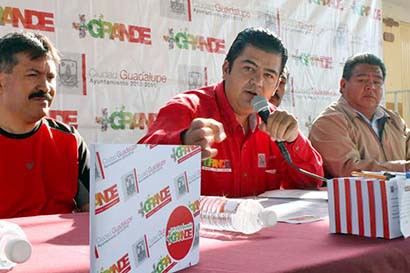 El presidente municipal de Guadalupe anunció sobre la entrega del programa Paquete animes ■ foto: rafael de santiago