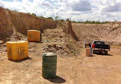 Los policías aseguraron 3 camionetas y 5 contenedores de mil 200 litros y 4 tambos de 200 litros ■ foto: La Jornada Zacatecas