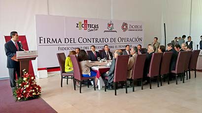 Miembros de la Asociación de Hoteles y Moteles de Zacatecas (AHMZ) en reunión con el Ejecutivo estatal ■ FOTO: RAQUEL OLLAQUINDIA