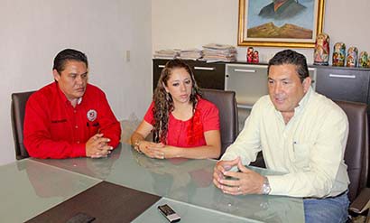 Armando Moreira Medina (Sutsemop), Selene Mejía Ramírez, delegada del sindicato del Siapasf, y Gerardo Díaz, director del organismo ■ FOTO: La Jornada Zacatecas
