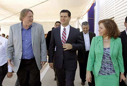 El Ejecutivo del estado y la secretaria de Economía, junto al director general de FLSmidth México ■ foto: ernesto moreno