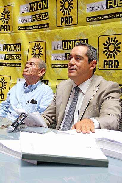 Gerardo Espinoza Solís, dirigente estatal perredista, en rueda de prensa ■ foto: andrés sánchez