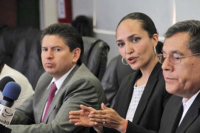 Analistas de la compañía Moody’s y autoridades, durante el informe de los estados financieros de Zacatecas ■ FOTO: ERNESTO MORENO