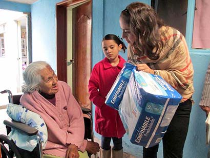 Tania Rodríguez Briones convivió con los beneficiados en la entrega de los apoyos ■ foto: La Jornada Zacatecas